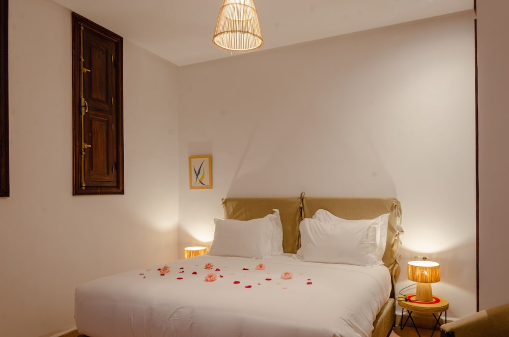 ROOM, DOUBLE BED