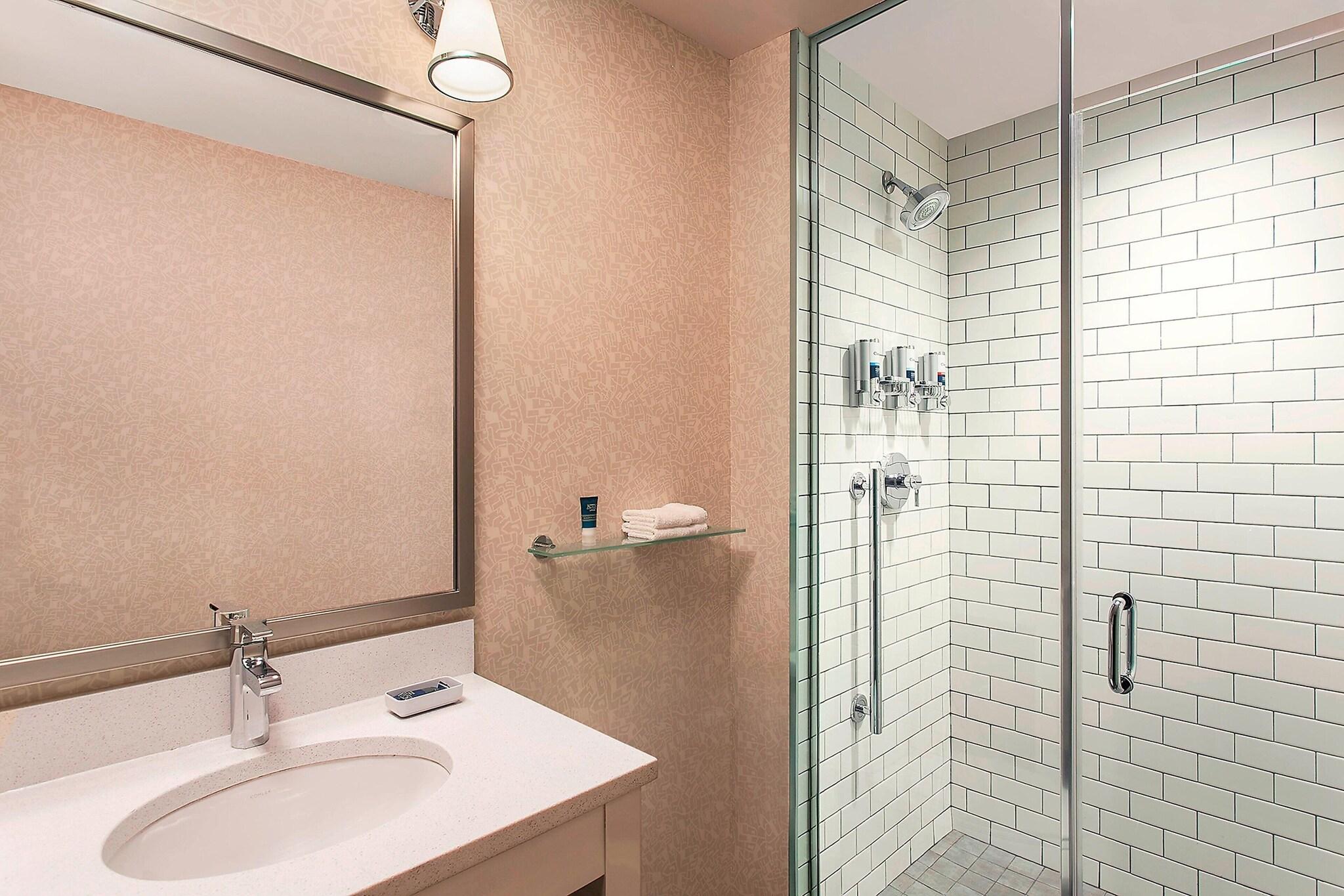 غرفة بسرير مزدوج لذوي الإعاقة، Four Points By Sheraton New York Downtown 2/2