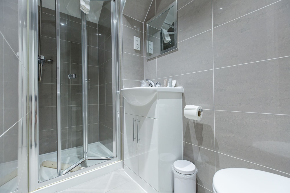 Kensington Gardens Hotel 12/38