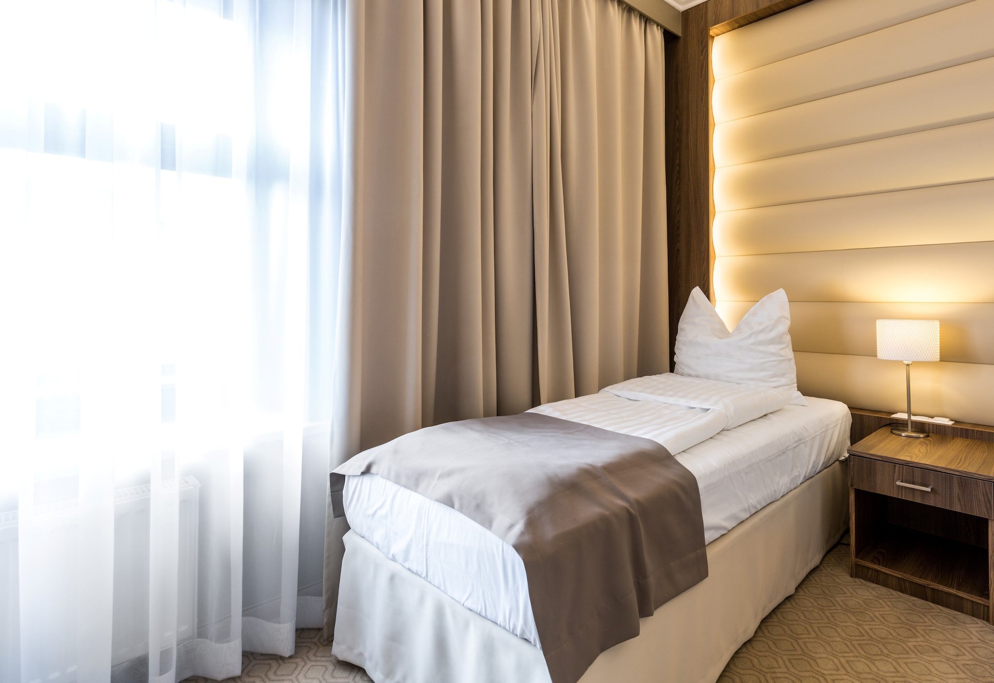 ROOM, SINGLE