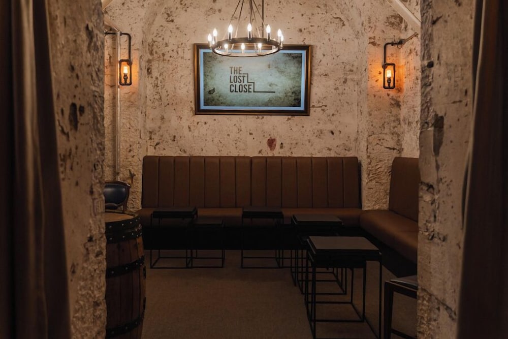 CoDE Pod Hostels THE CoURT 40/49