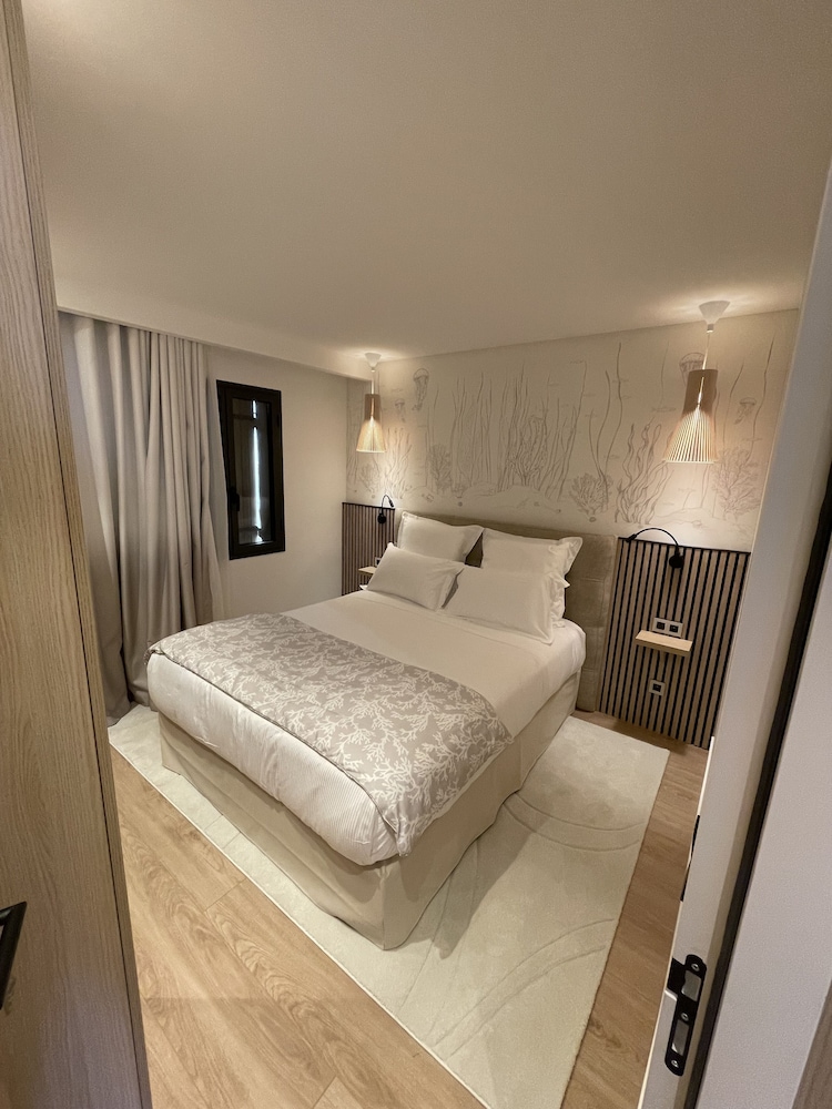 Eden Hotel 9/50