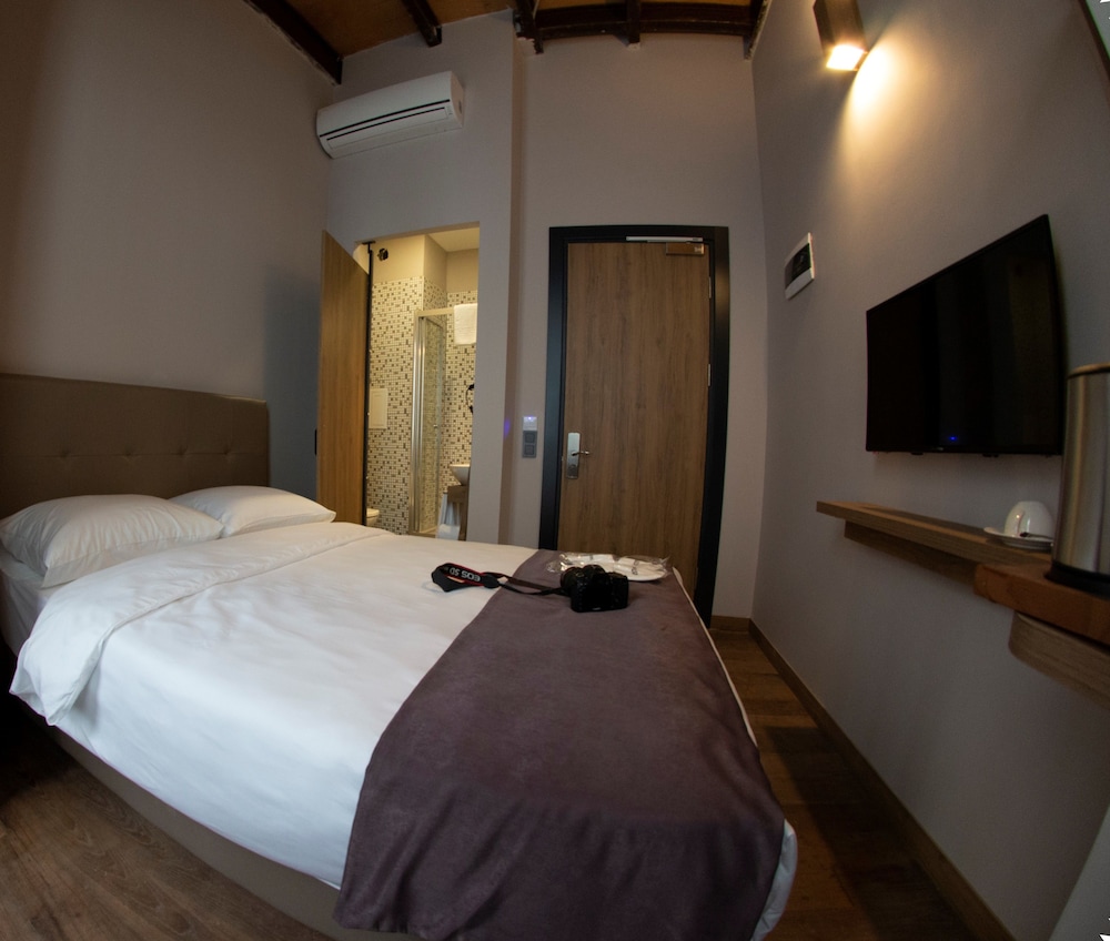 Jurnal Hotel 12/32