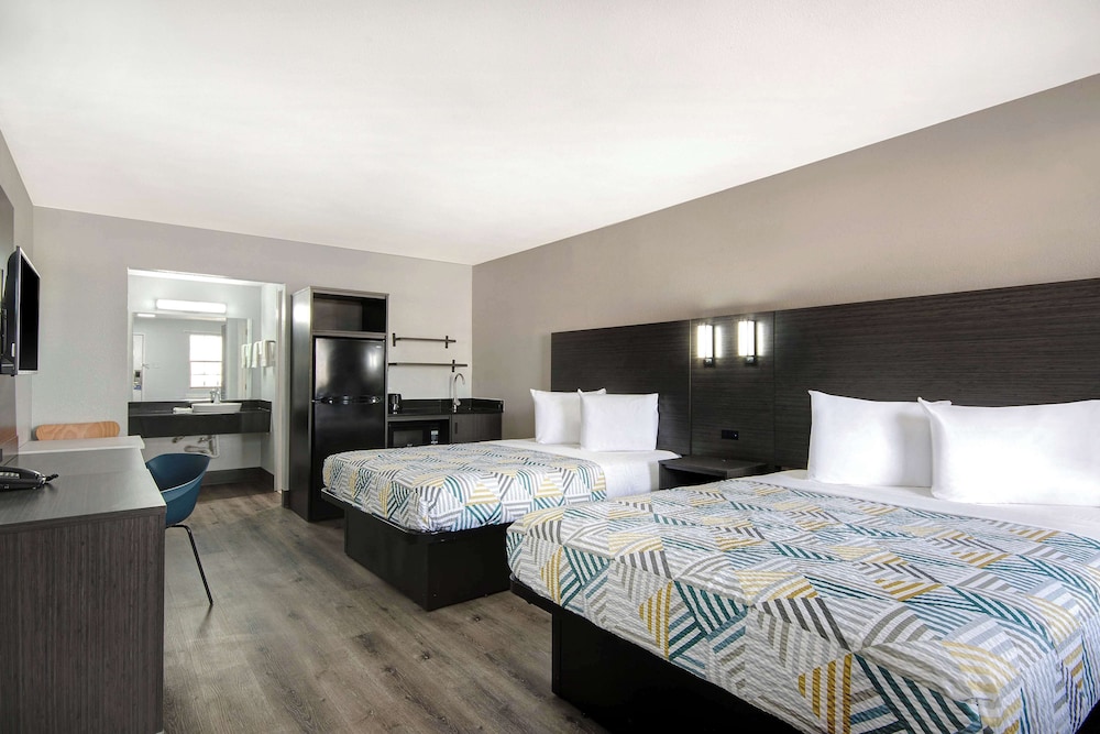 STANDARD, 2 QUEEN BEDS, KITCHEN