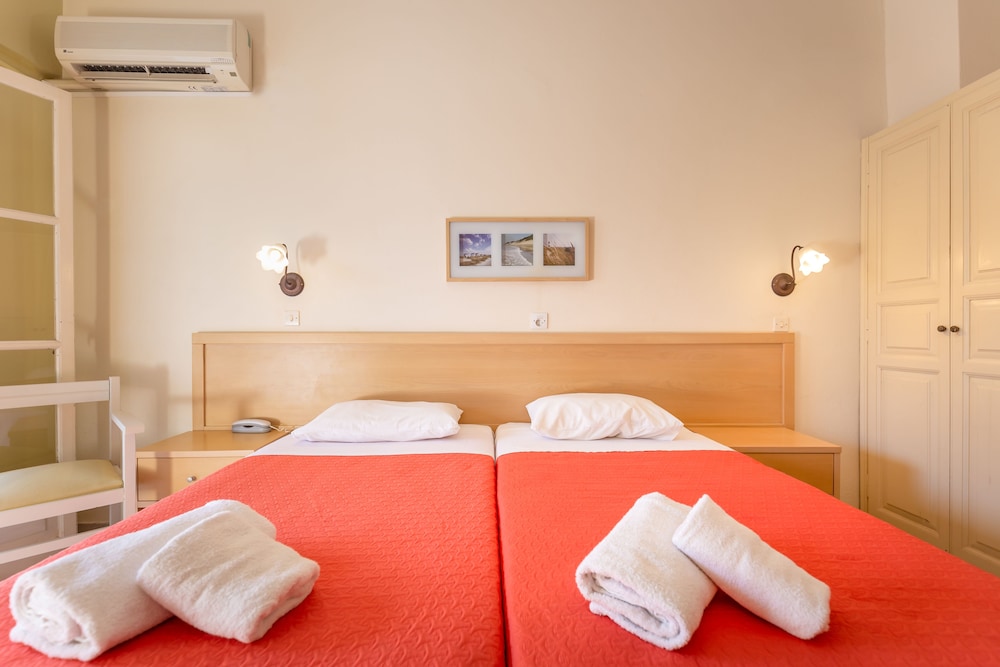 ROOM, DOUBLE OR TWIN BED