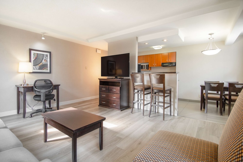 Coast Calgary Downtown Hotel and Suites by APA 45/61