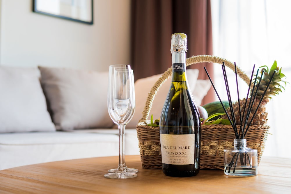 White Boutique Hotel and Residences 33/72