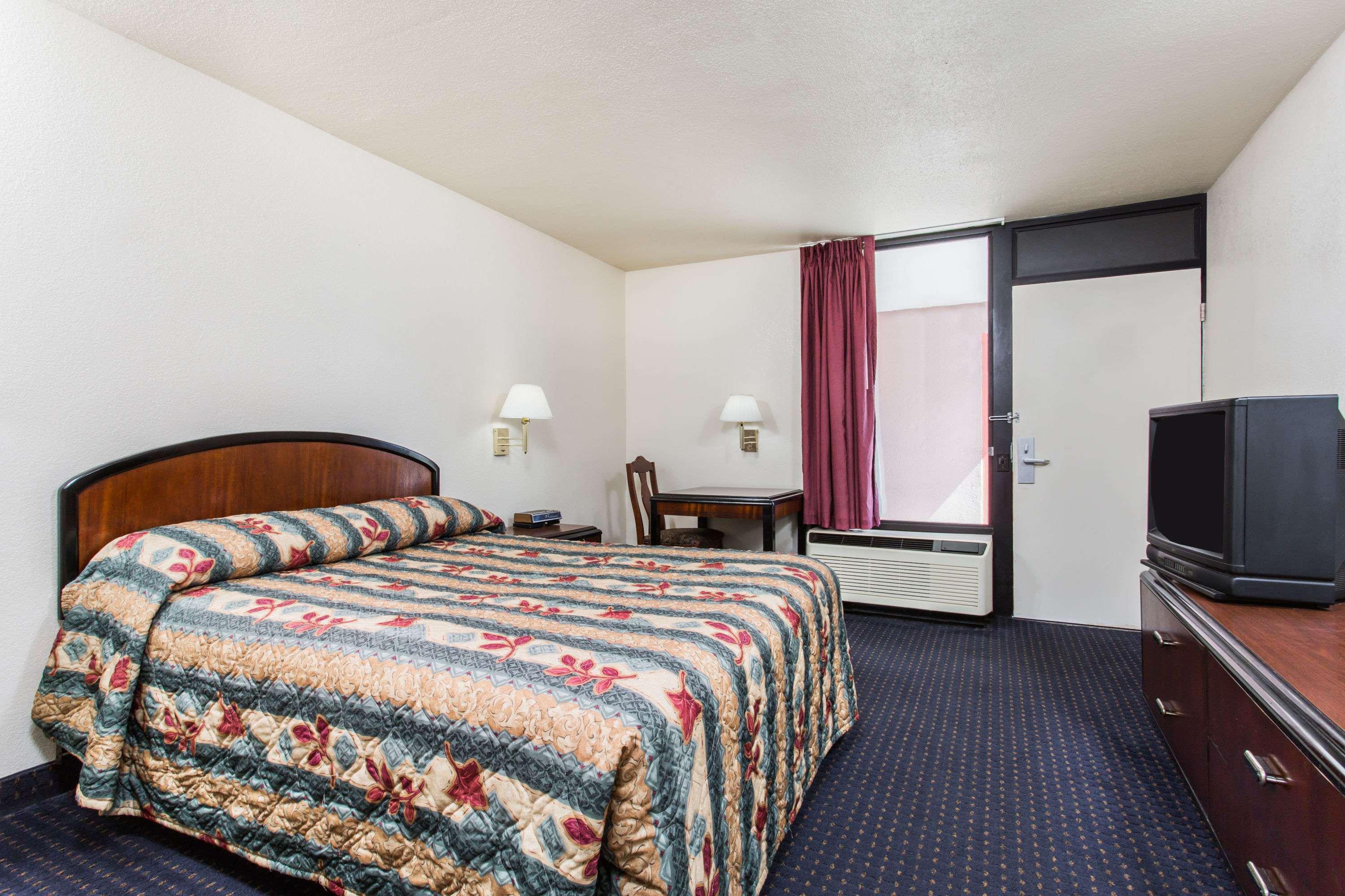 SUITE, KING BED