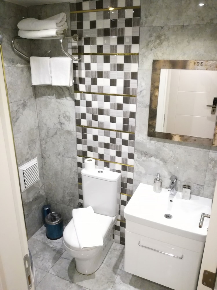 By Historial Hotel Due 10/35