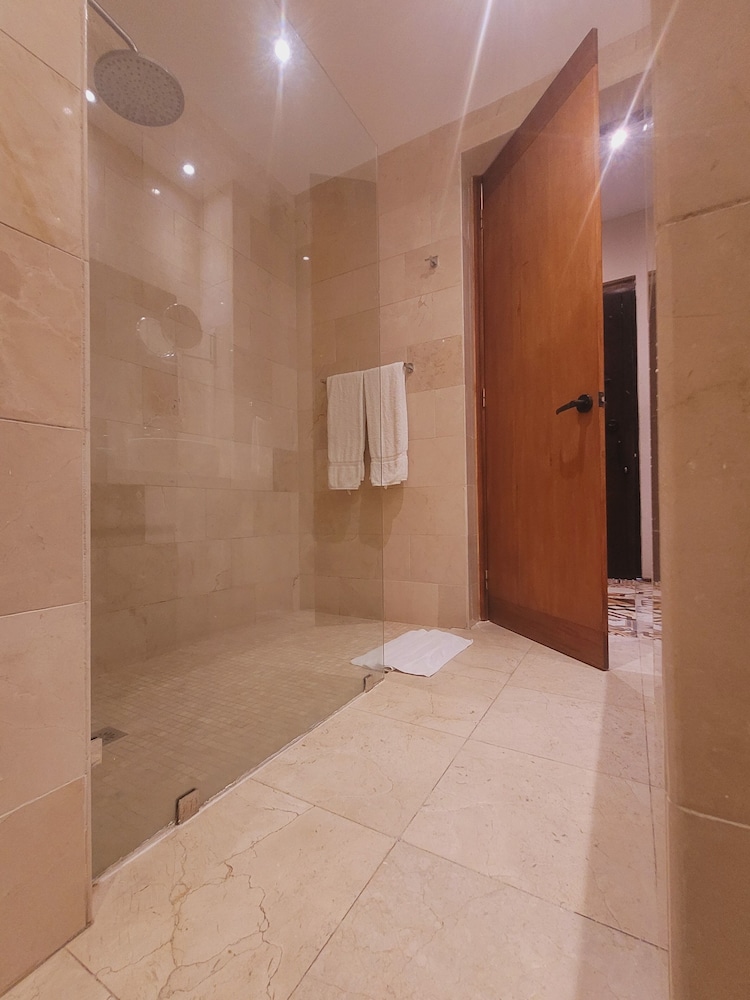 LUCA HOTEL 41/63