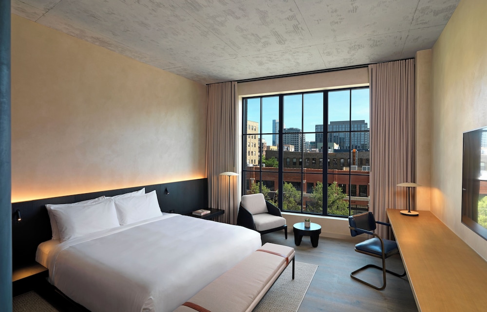 DELUXE, KING BED, CITY VIEW