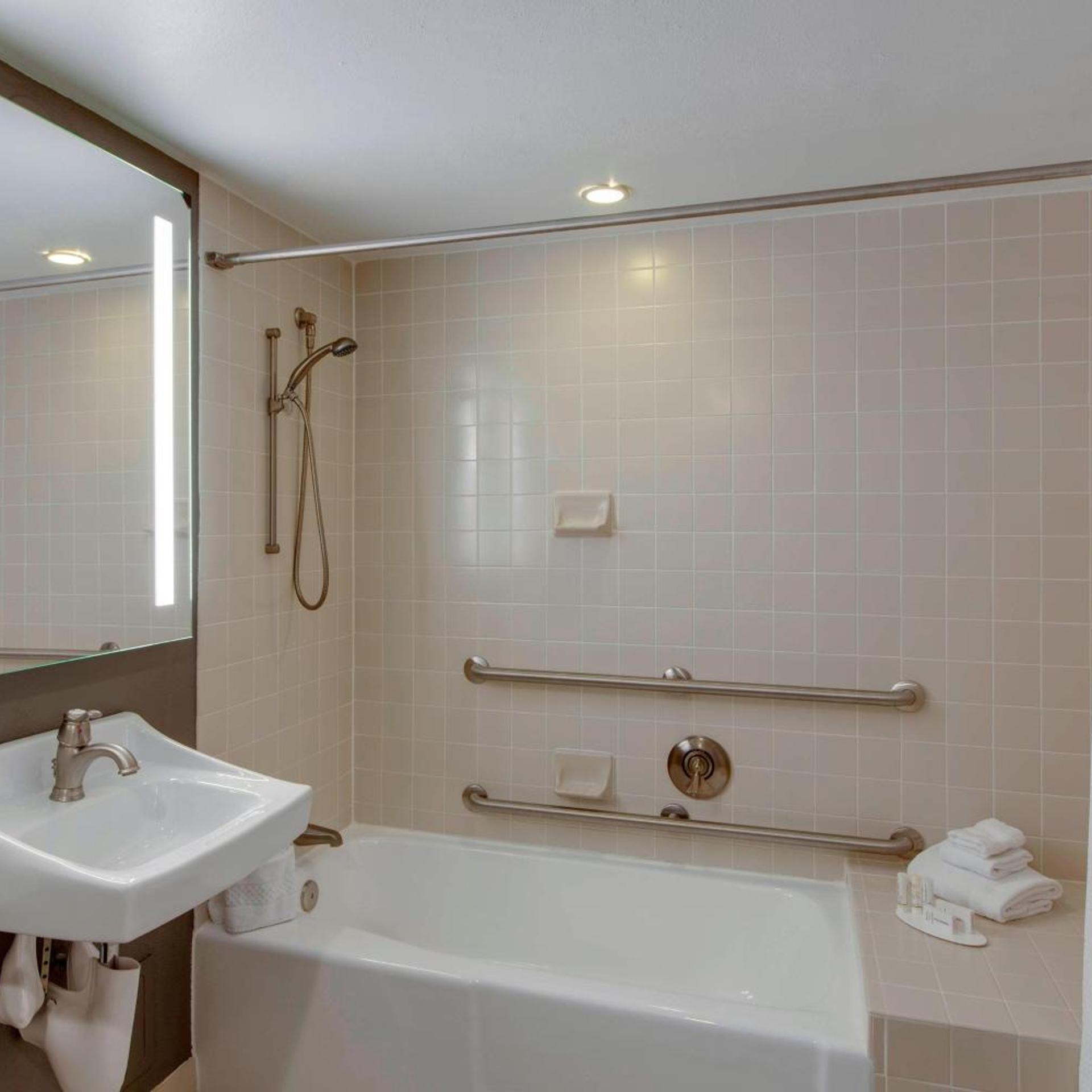 غرفة بسرير كينج بحوض استحمام لذوي الإعاقة، COURTYARD BY MARRIOTT LOGAN AIRPORT 3/7