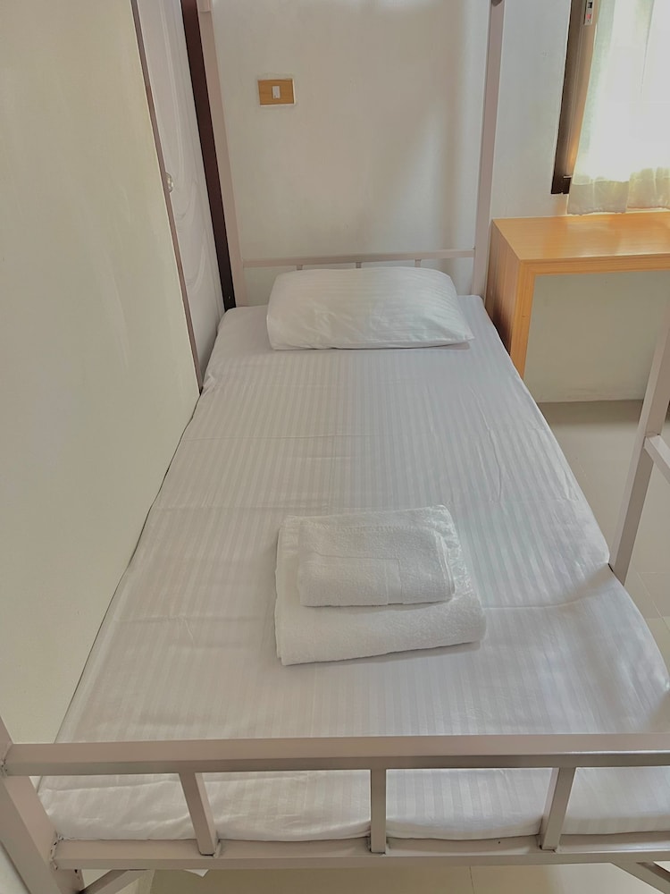 OYO 75577 Palace Hostel 16/32
