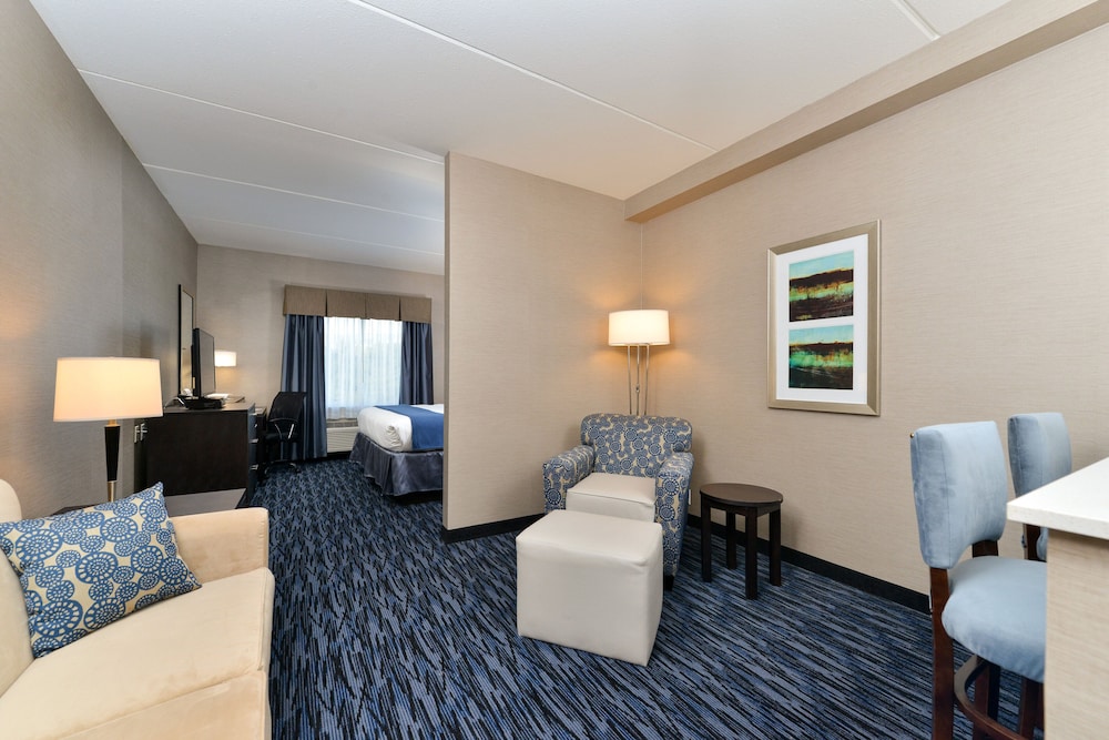 Holiday Inn Express and Suites Peekskill-Lower Hudson Valley 40/55