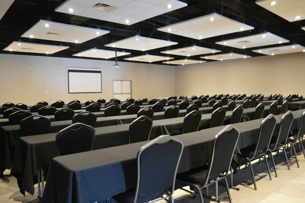 HOLIDAY INN EXPRESS AND SUITES TULSA NE - CLAREMORE 24/25