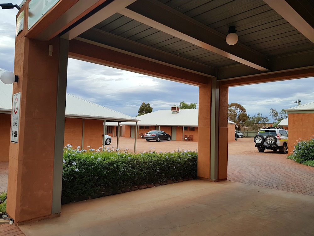 MUD HUT MOTEL 17/57