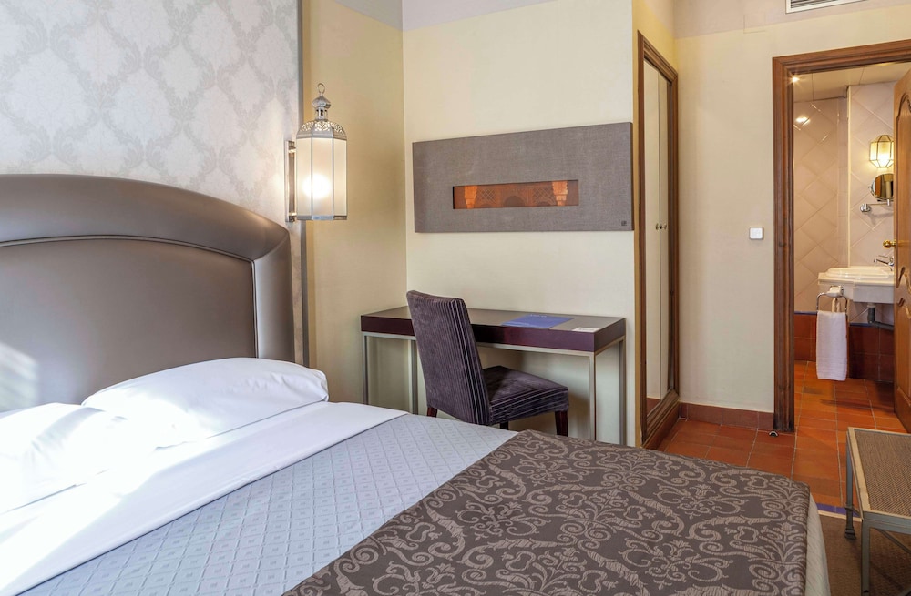 ROOM, DOUBLE BED