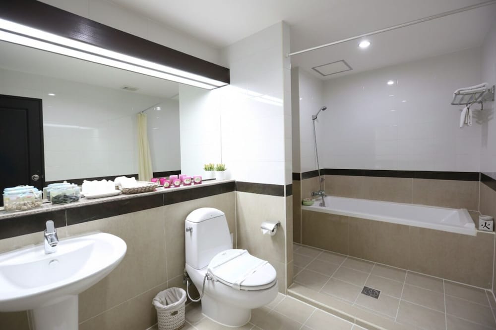 1 BEDROOM, TOWER, SUITE
