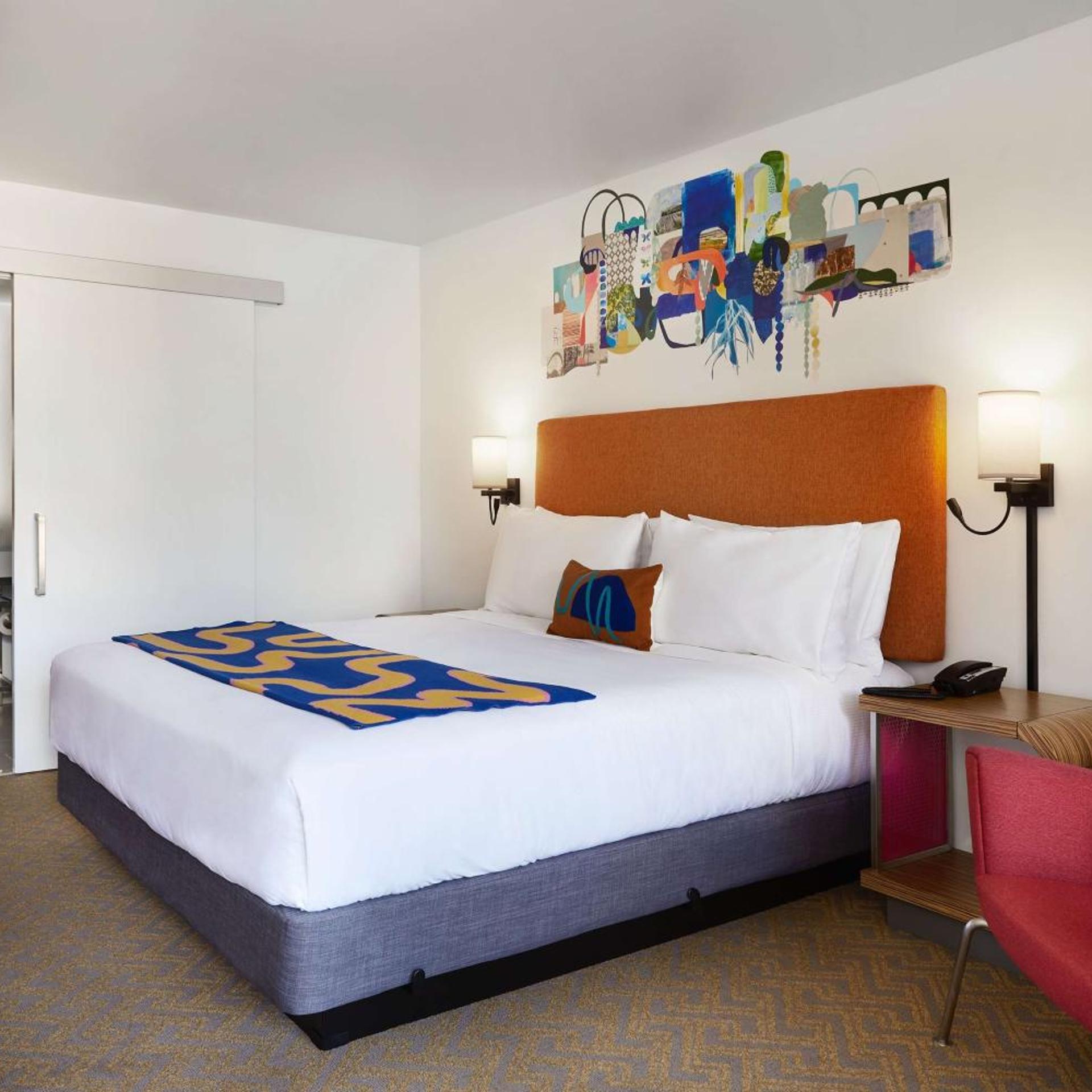 Room, Queen Bed, Bathtub, Accessible