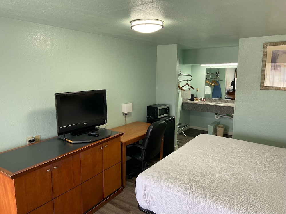 Days Inn by Wyndham Pratt 11/54