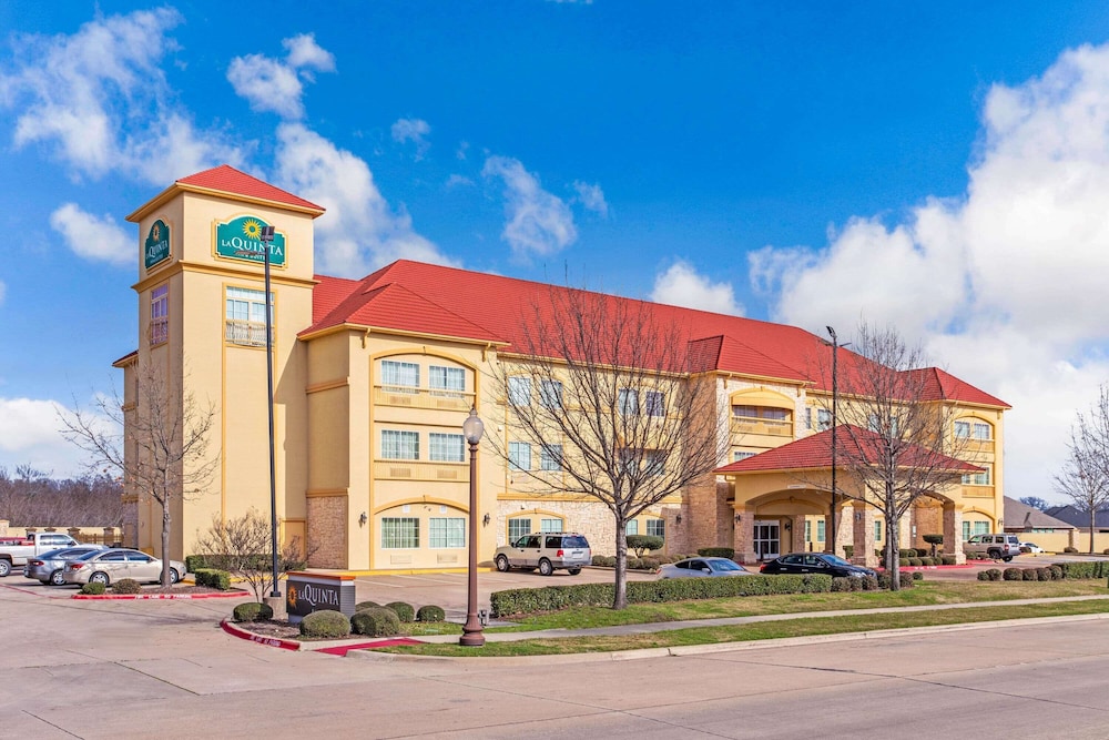 La Quinta Inn & Suites by Wyndham Ennis 6/50