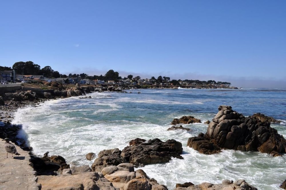 Lovers Point Inn 20/21