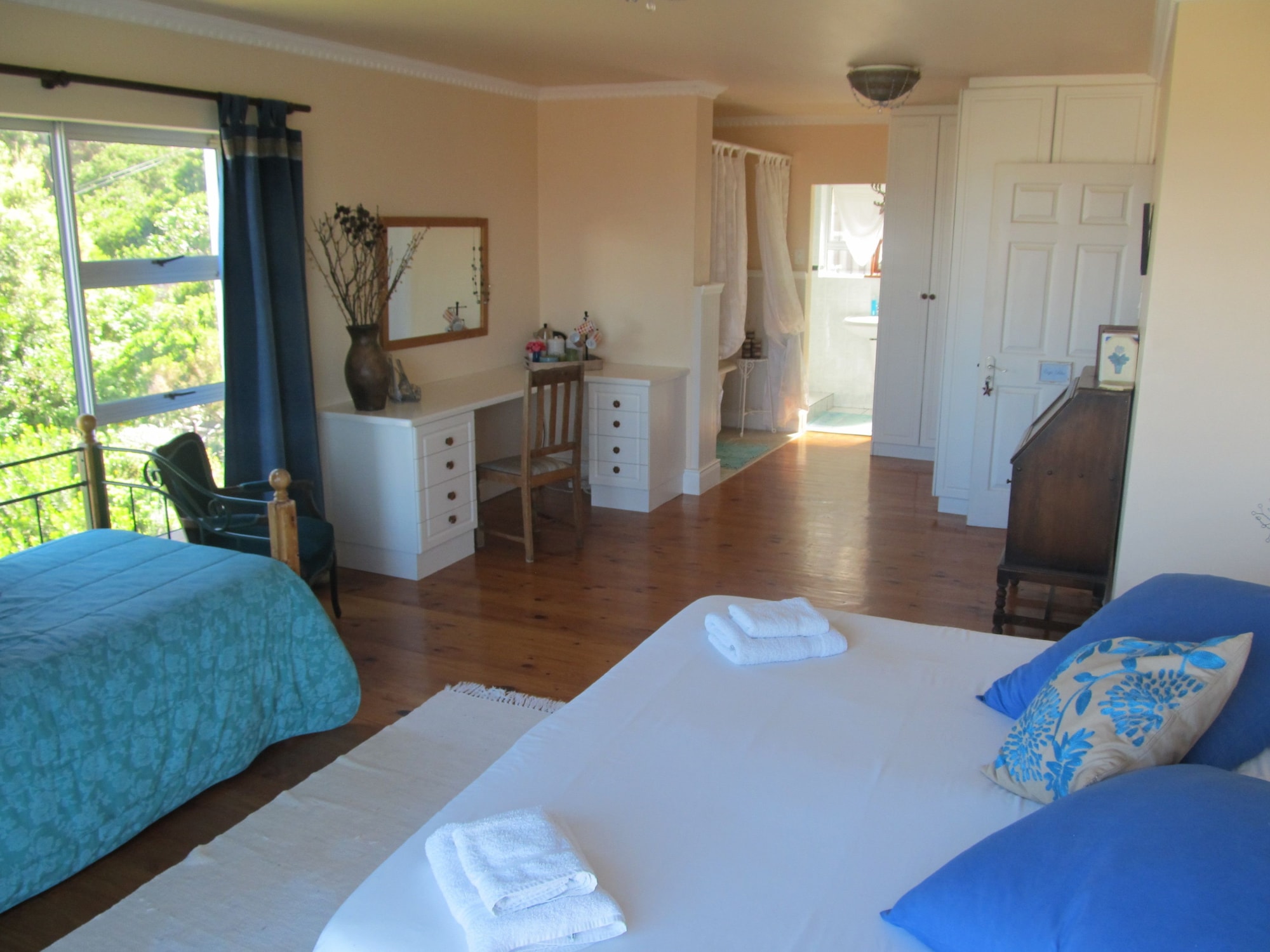 Cape Blue, King Bed