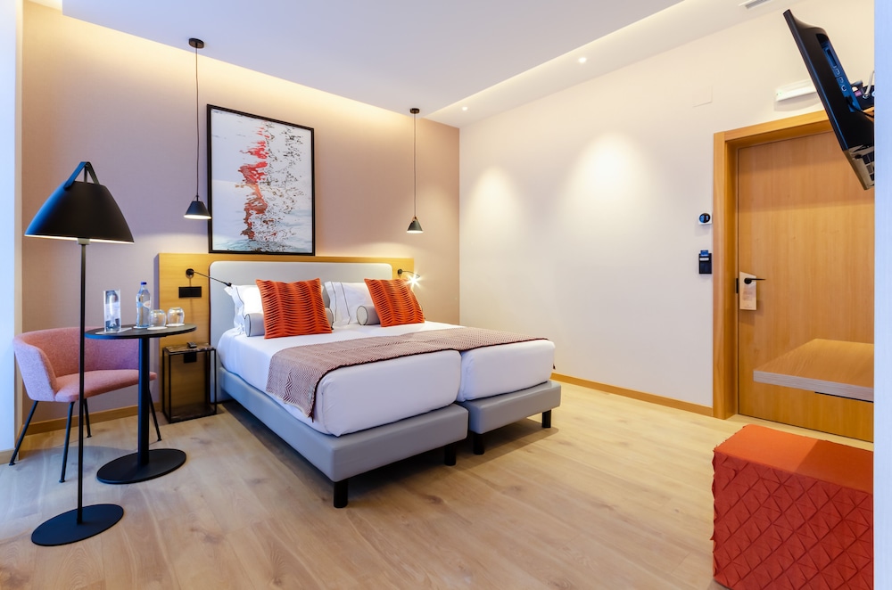 SUPERIOR, DOUBLE OR TWIN BED