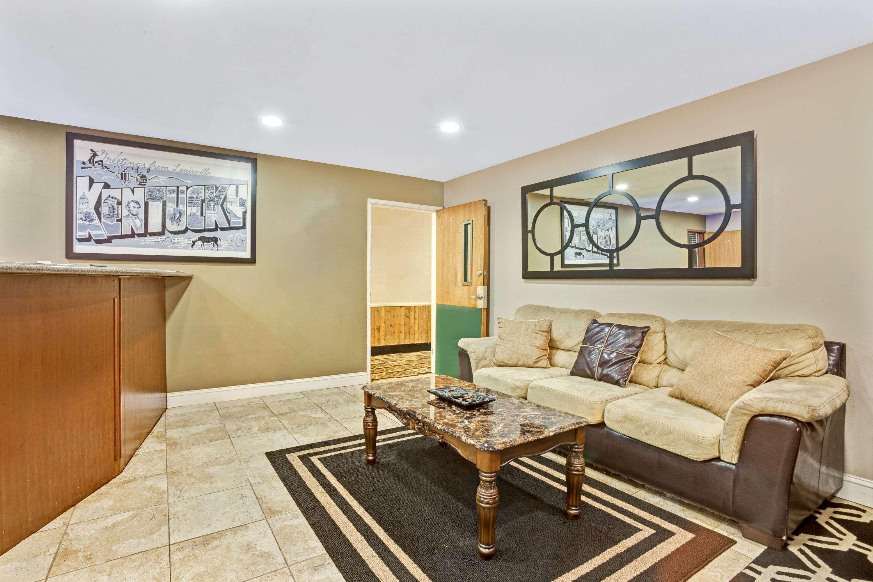 Super 8 by Wyndham Louisville Airport 14/16