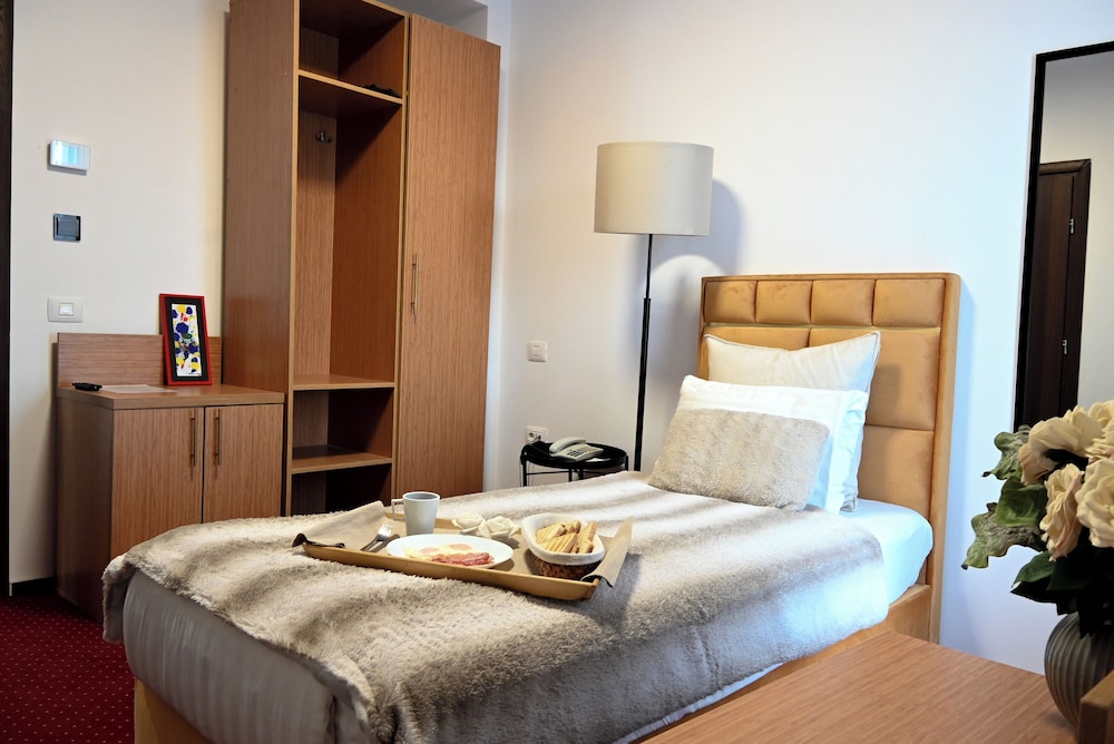 Bucharest Aiport Hotel 3/18
