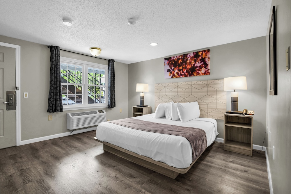 غرفة أساسية مفردة بسرير كينج لذوي الإعاقة، Knights Inn Danvers 3/8