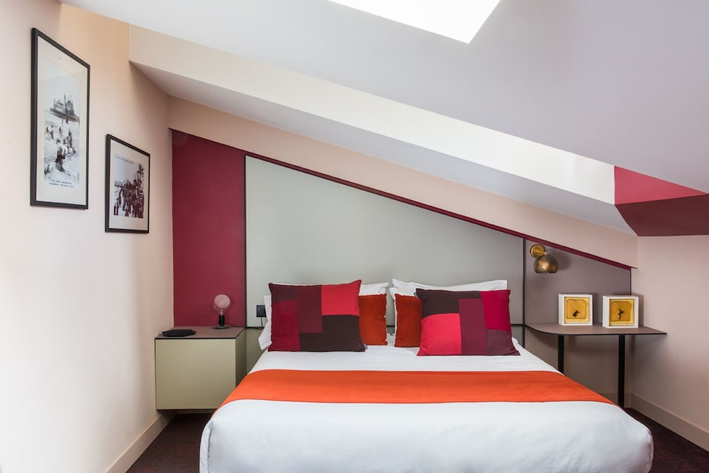 STANDARD, DOUBLE BED, CITY VIEW