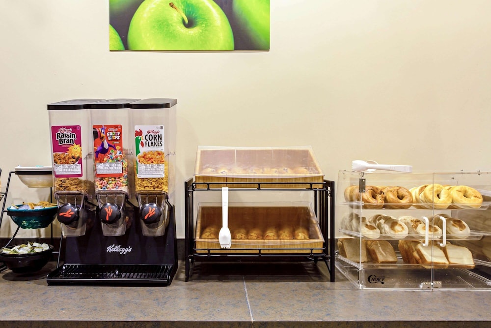 La Quinta Inn & Suites by Wyndham Stamford / New York City 55/59