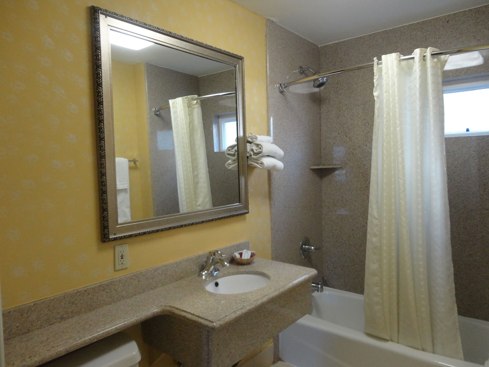 Redondo Inn and Suites 47/48