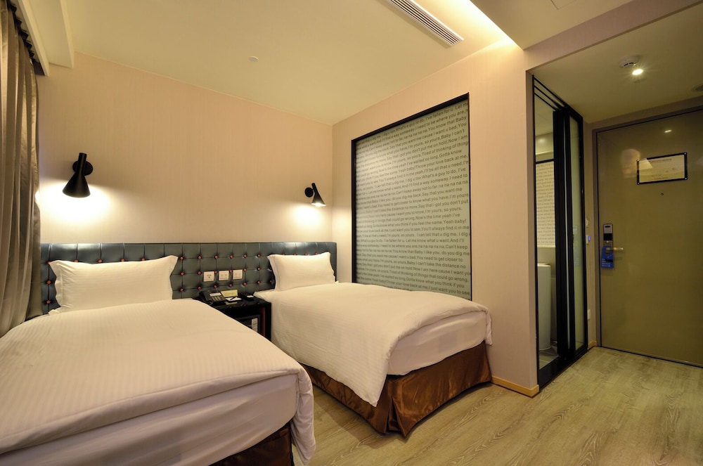 PREMIER, TWIN BEDS, NO PARKING