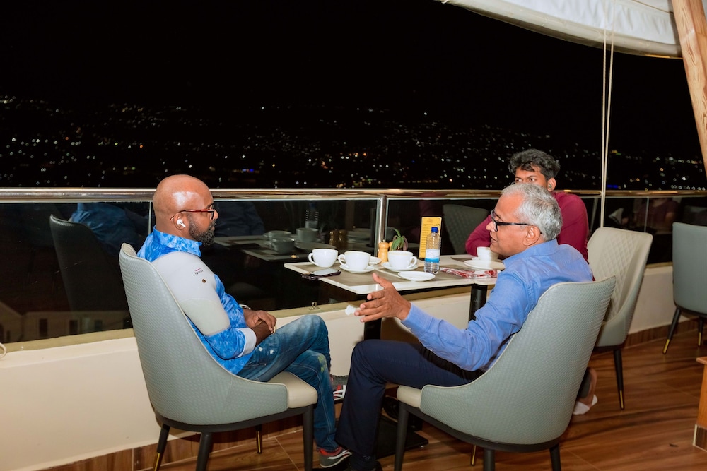 The Hut Restaurant & Boutique Hotel 47/55
