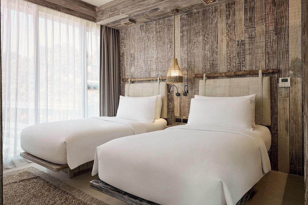 جناح ركني بسرير كينج وسريرين منفصلين بغرفتي نوم، Dinso Resort 3/7