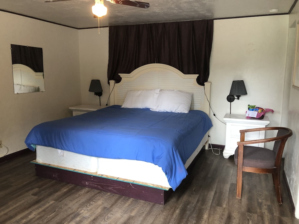 Lighthouse Inn 25/76