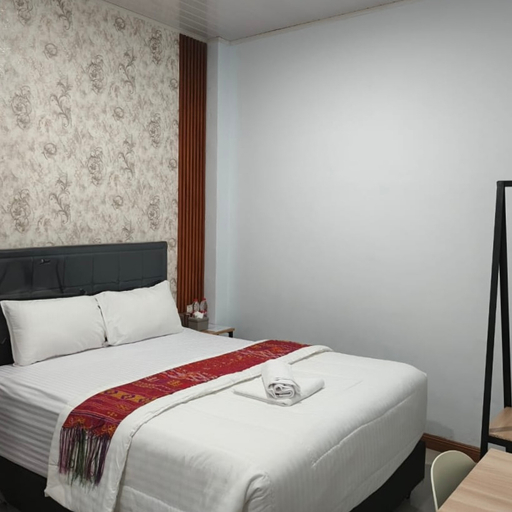 Standard, Queen Bed, No Window