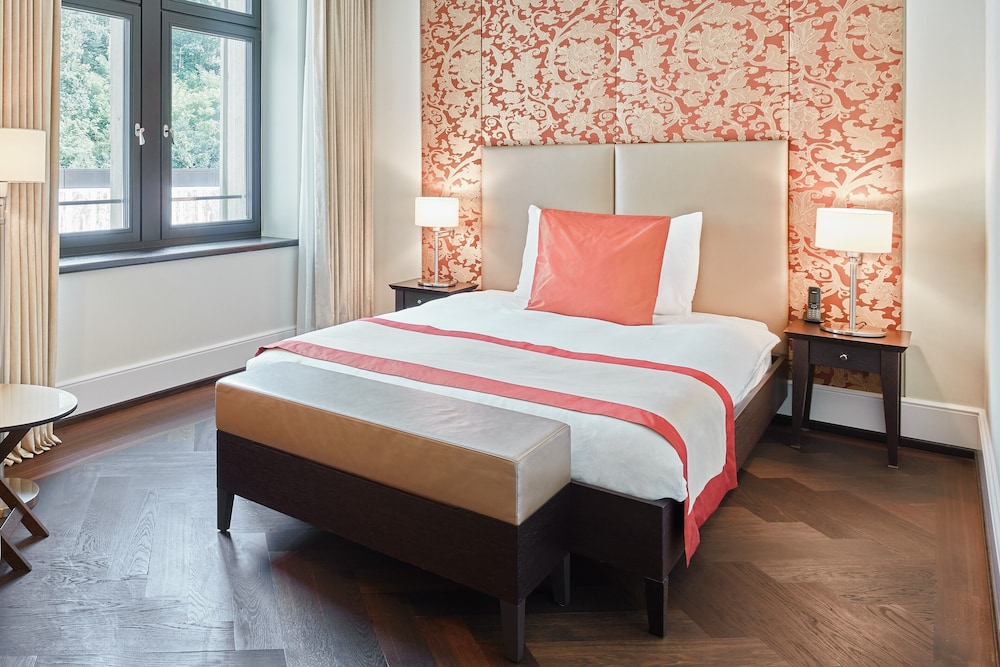 Superior, Single, Queen Bed, Courtyard Side View, Main Building