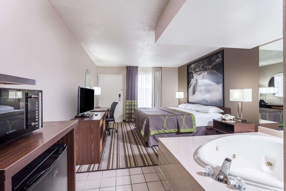 Super 8 by Wyndham Pigeon Forge Dollywood Lane 29/56