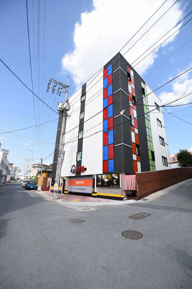 Q Motel 45/49