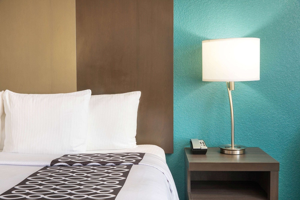 La Quinta Inn & Suites by Wyndham Atlanta Airport North 26/60