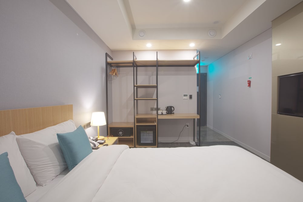 La Mer Hotel 12/50