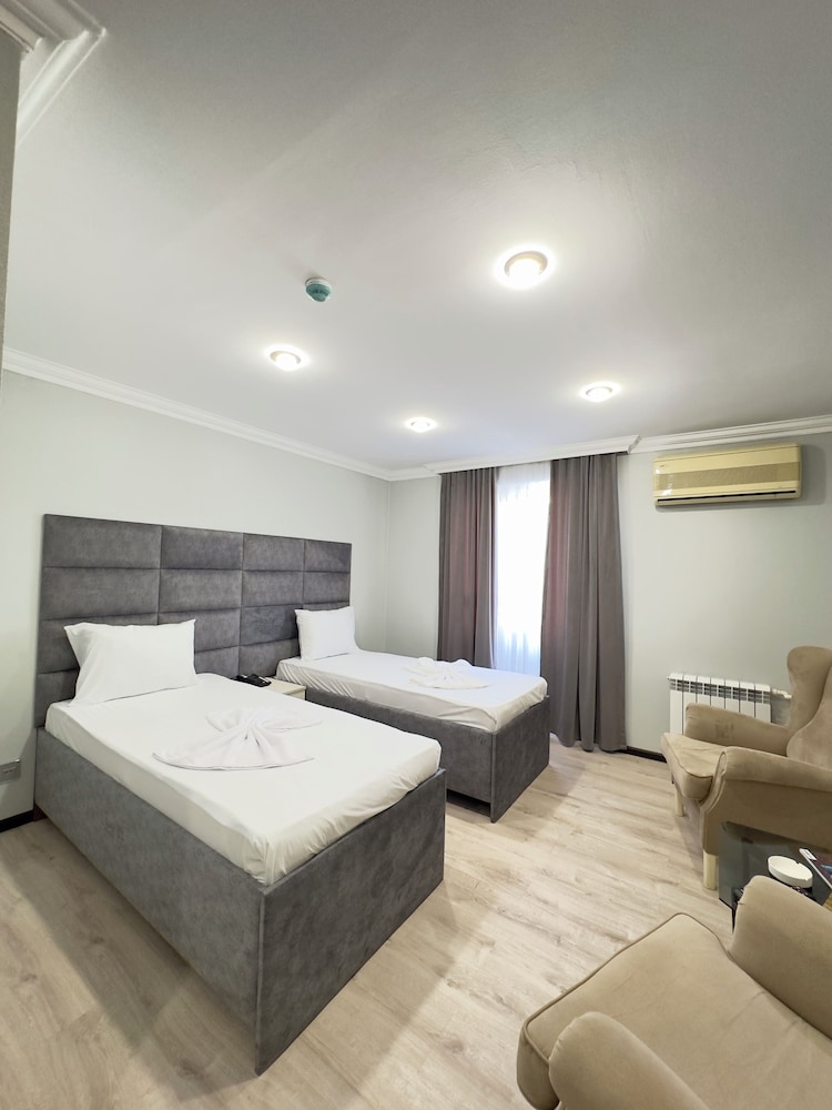 DELUXE, DOUBLE OR TWIN BED, CITY VIEW