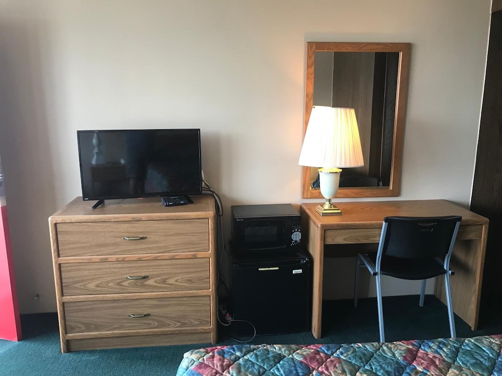 Budget Host Village Inn 10/22