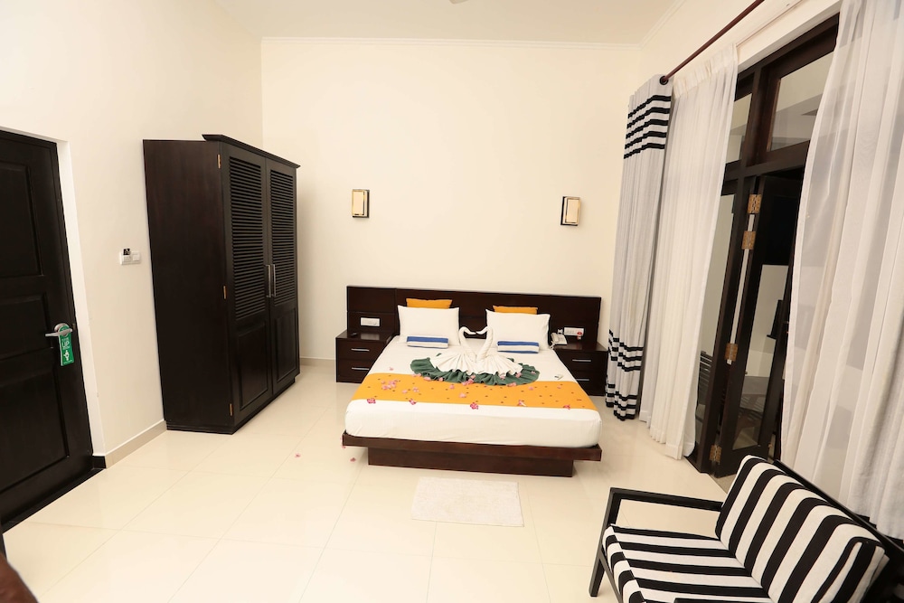 Lagoon Paradise Beach Resort 7/60