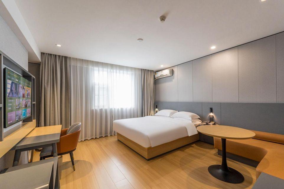 Elegant, Queen Bed
