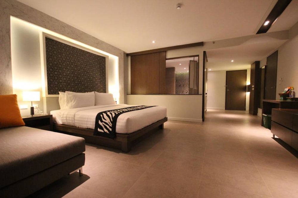 Season Five Hotel 21/53