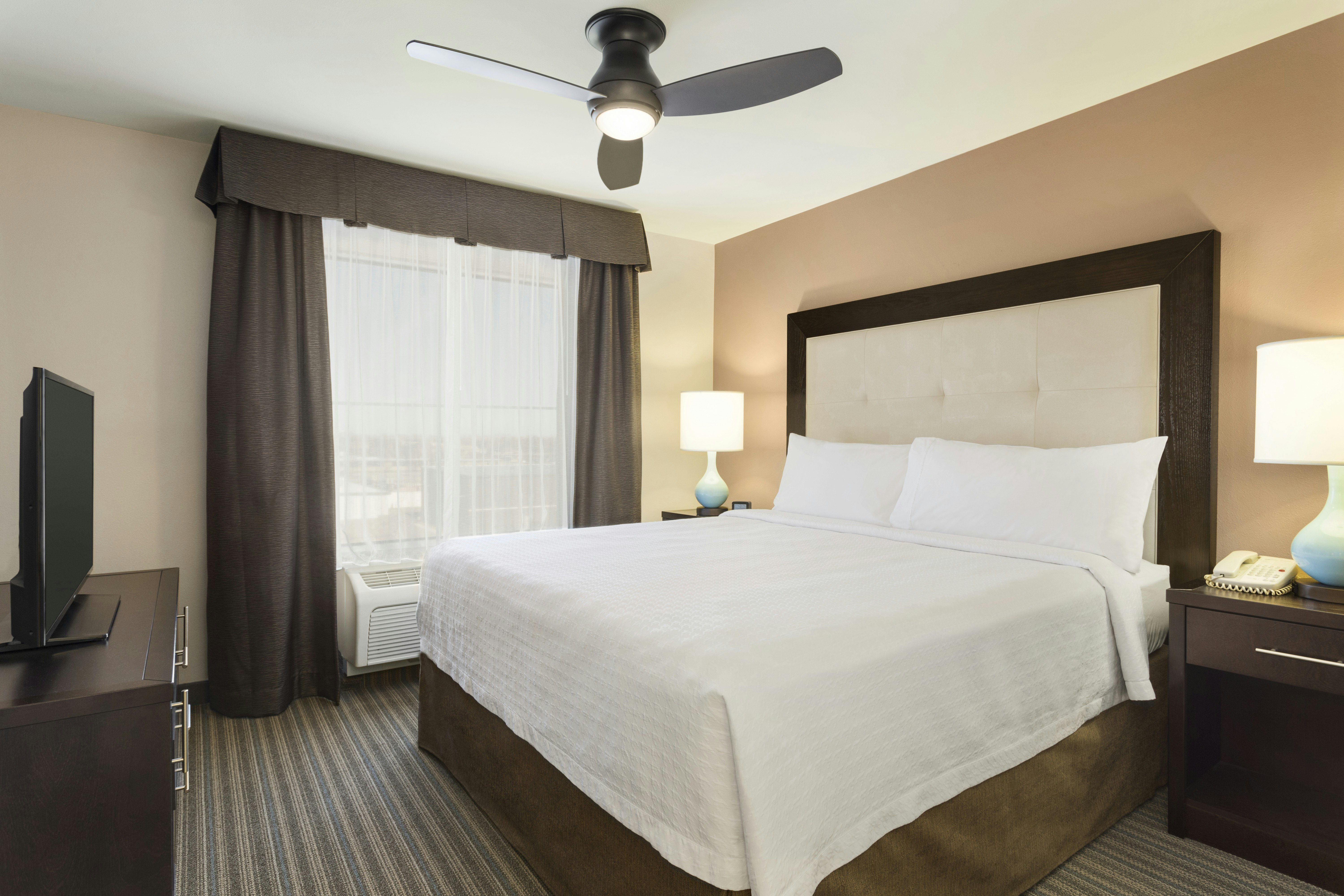 SUITE, KING BED, ACCESSIBLE